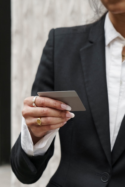 Photo gratuite femme d'affaires détenant une carte de crédit