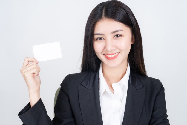 femme d&#39;affaires détenant et en montrant la carte de visite vide ou carte nom