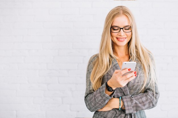 Femme d&#39;affaires élégant à l&#39;aide de smartphone