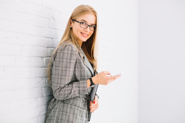 Photo gratuite femme d'affaires élégant à l'aide de smartphone