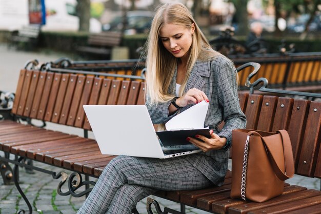 Femme d&#39;affaires élégant assis sur un banc