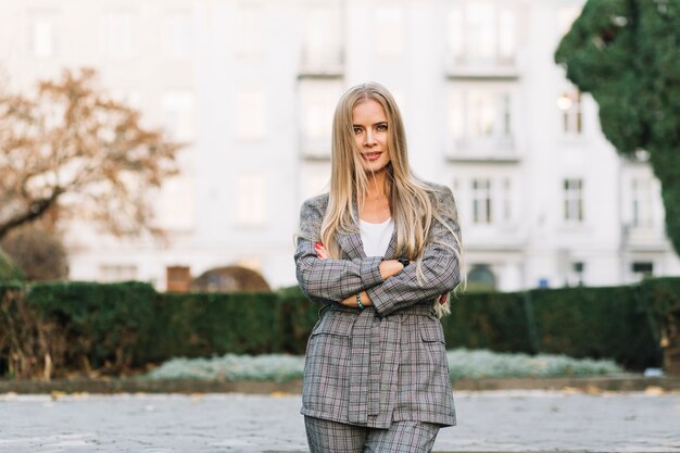 Femme d&#39;affaires élégant avec les bras croisés