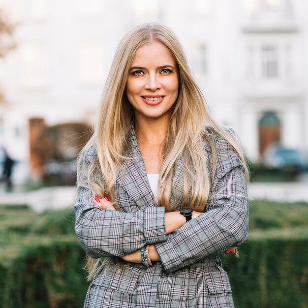 Femme d&#39;affaires élégant avec les bras croisés