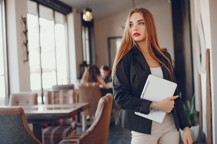 Photo gratuit femme d&#39;affaires élégant dans un café
