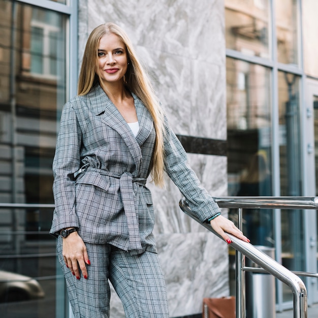 Femme d&#39;affaires élégant dans l&#39;environnement de la ville