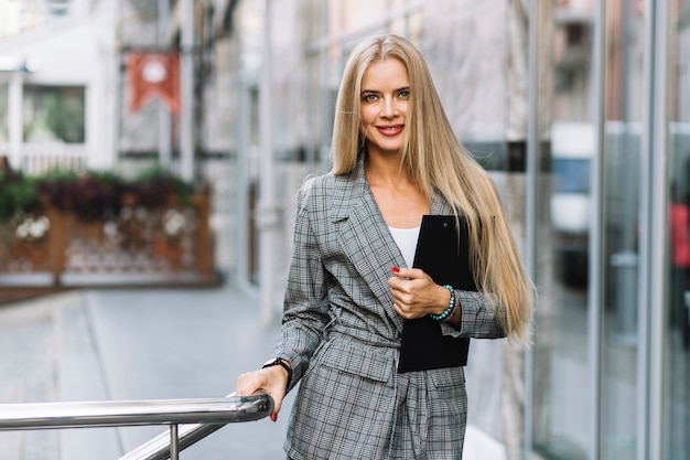 Femme d&#39;affaires élégant avec le presse-papier en ville