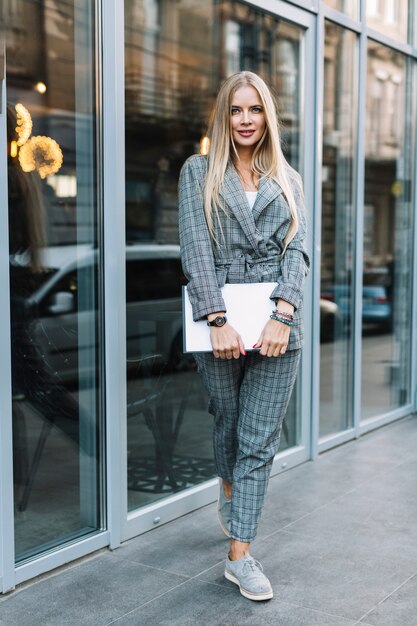 Femme d&#39;affaires élégant avec le presse-papier en ville