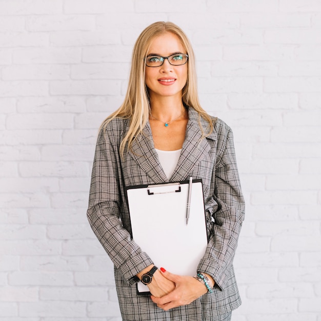 Femme d&#39;affaires élégant avec le presse-papiers