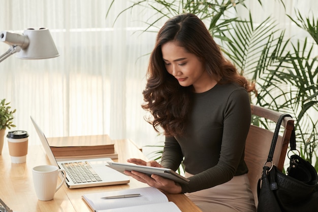 Femme d'affaires élégant avec tablette numérique