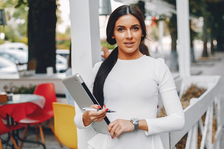 Photo gratuit femme d'affaires élégante dans une ville d'été