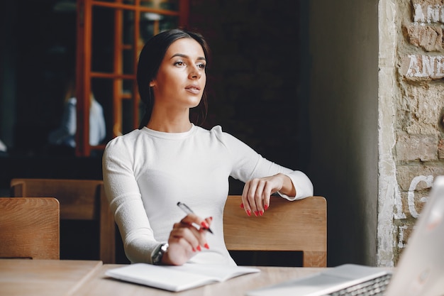 Femme d&#39;affaires élégante dans une ville d&#39;été