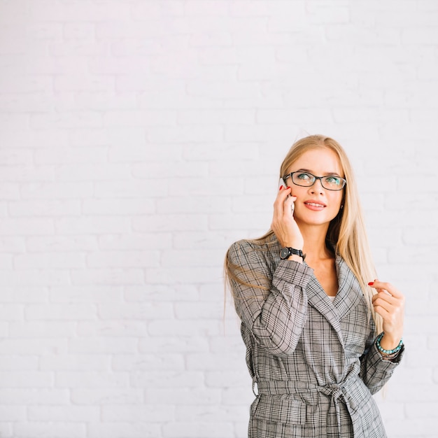 Femme D'affaires élégante Faisant Un Appel Téléphonique