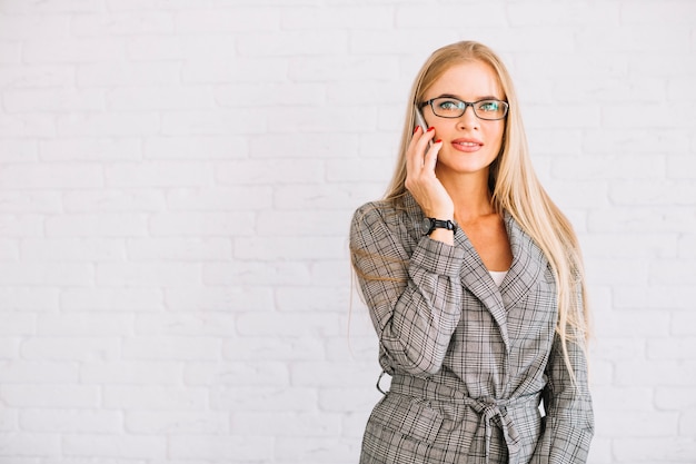 Femme d&#39;affaires élégante faisant un appel téléphonique