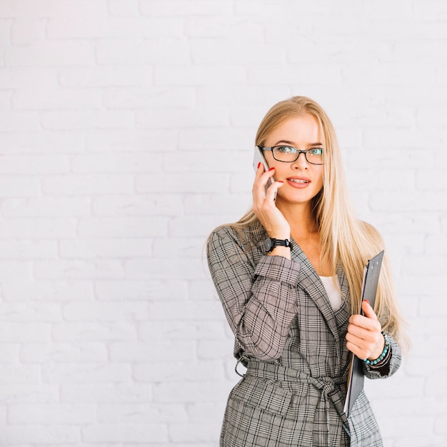 Femme d&#39;affaires élégante faisant un appel téléphonique