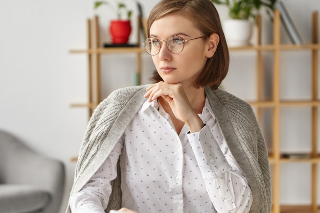 Femme d'affaires élégante habillée formellement