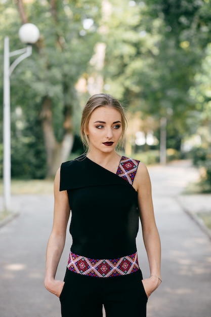 femme d&#39;affaires élégante promenant une pose