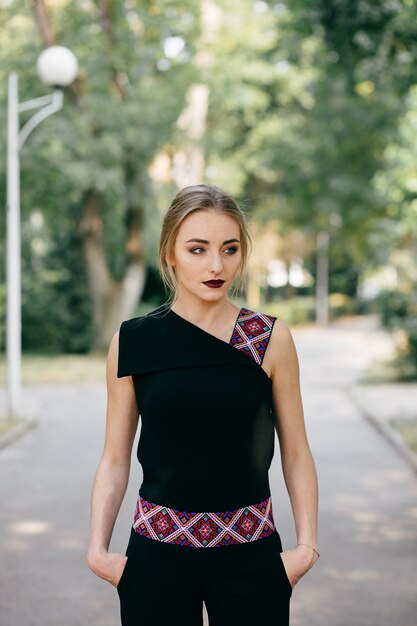 femme d&#39;affaires élégante promenant une pose