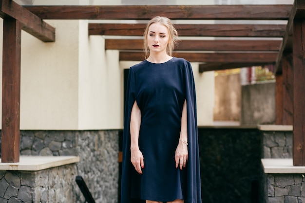 femme d&#39;affaires élégante promenant une pose