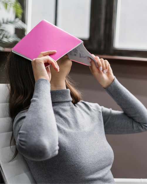 Photo gratuite femme d'affaires ennuyée travaillant à domicile