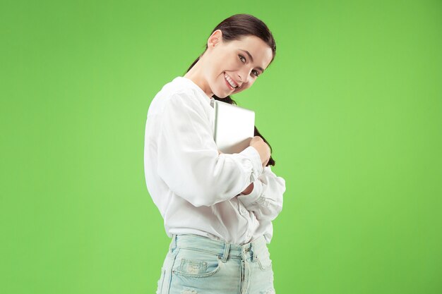 Femme d'affaires étreignant un ordinateur portable. Amour au concept informatique.