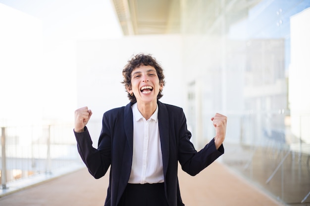 Femme d'affaires excité secouant les poings