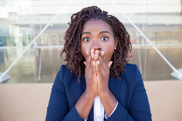 Photo gratuite femme d'affaires excitée choquée par une nouvelle surprenante