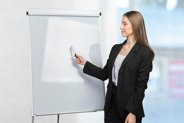 Femme d'affaires expliquer au tableau blanc