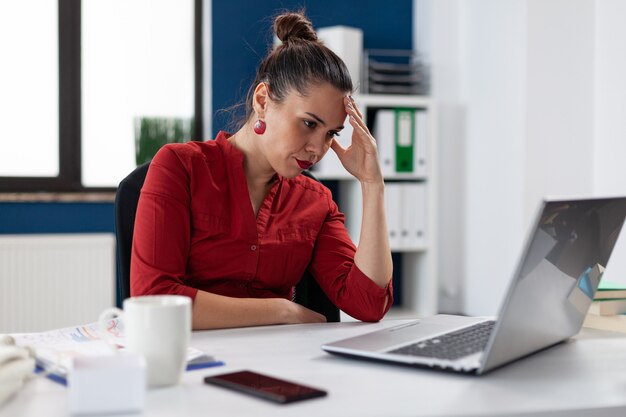 Femme d'affaires fâchée fâchée fâchée ayant le problème avec