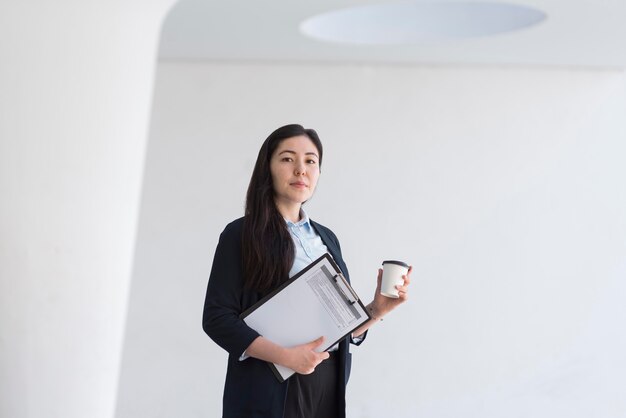 Femme d'affaires à faible angle à l'intérieur