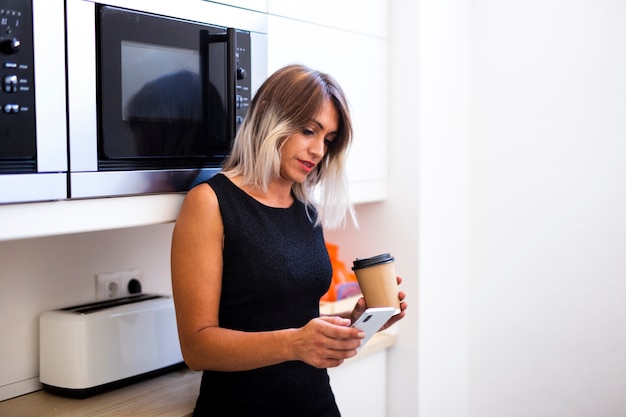 Femme d'affaires à faible angle en pause