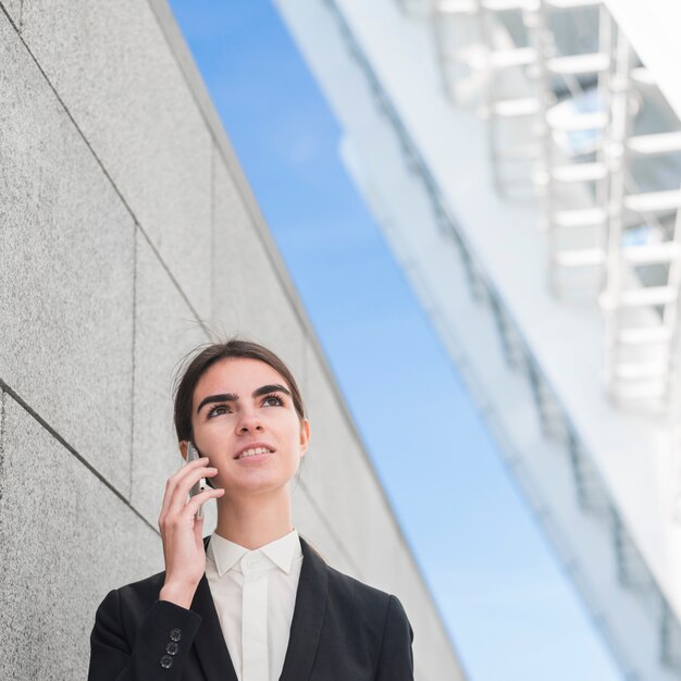 Femme d&#39;affaires faisant un appel téléphonique