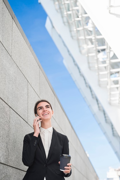 Femme d&#39;affaires faisant un appel téléphonique