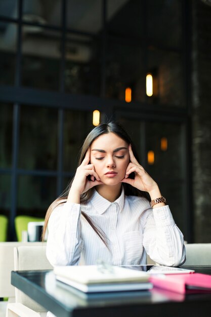 Femme d&#39;affaires fatigué au café