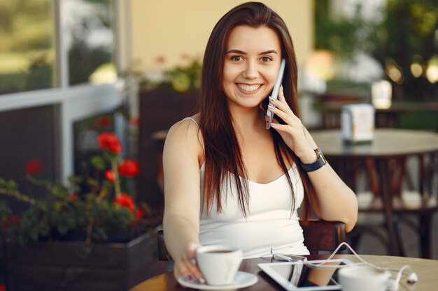 Femme affaires, fonctionnement, tablette, café