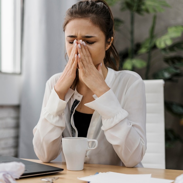 Femme d'affaires à la frustration tout en travaillant à domicile