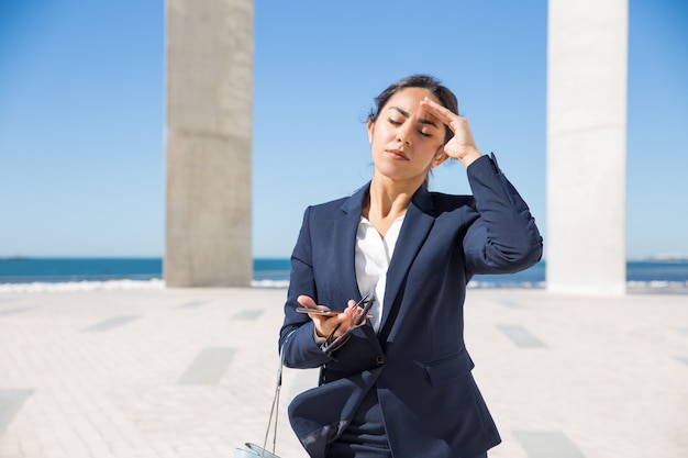 Photo gratuite femme d'affaires frustrée souffrant de chaleur