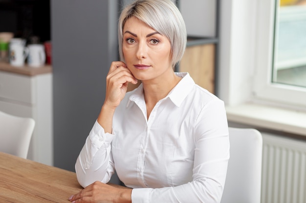 Femme d'affaires grand angle au bureau