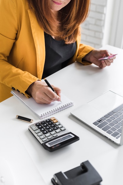 Photo gratuite femme d'affaires grand angle au bureau