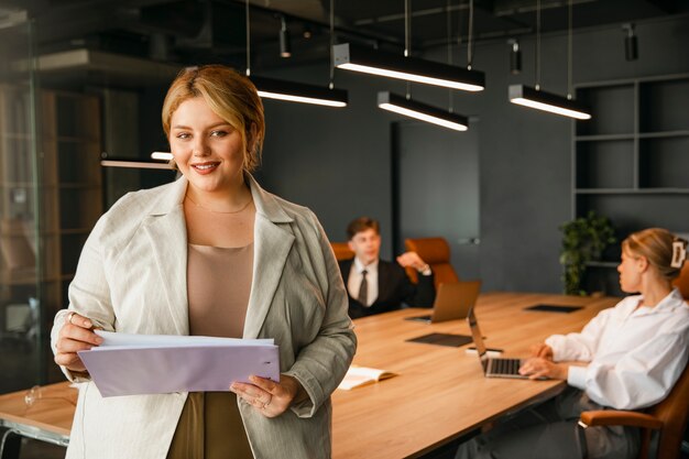 Femme d'affaires grande taille travaillant dans un bureau professionnel