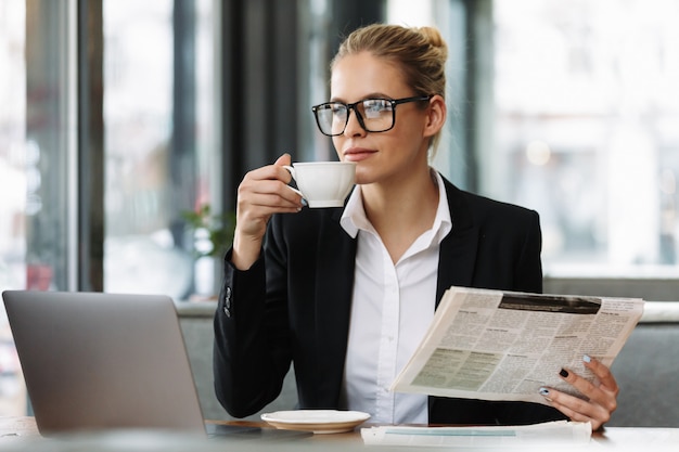 Femme D'affaires Graves Lisant Le Journal.