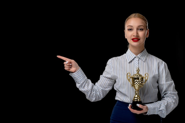 Photo gratuite femme d'affaires heureuse jolie fille tenant un trophée d'or avec du rouge à lèvres en tenue de bureau
