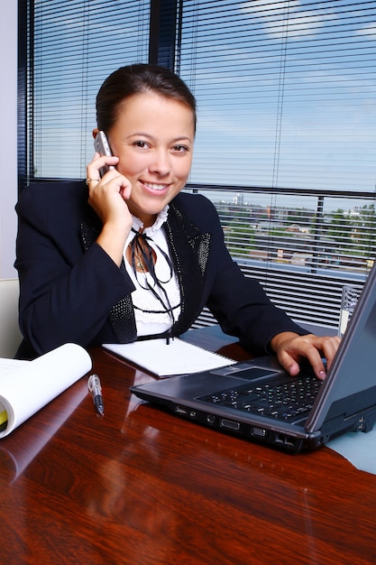 Femme d'affaires heureux au bureau