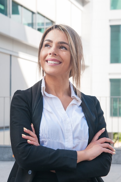 Photo gratuite femme d'affaires heureux debout à l'extérieur