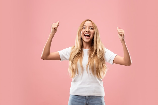 La femme d'affaires heureux debout et souriant