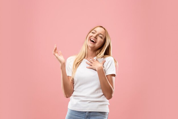 La femme d'affaires heureux debout et souriant