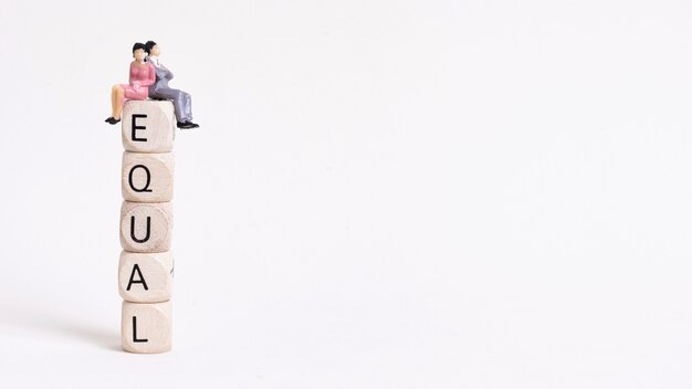 Femme d'affaires et homme assis sur un tas de cubes en bois copie espace