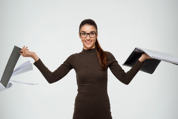 Femme d'affaires imprudente étudie le rapport, conserve les documents