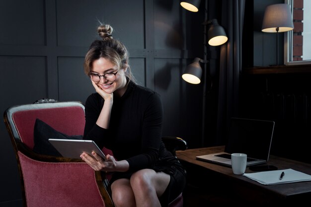 Femme d'affaires intelligente tenant une tablette