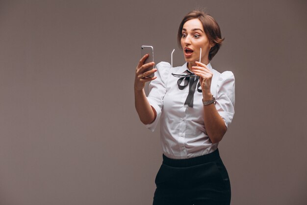 Femme D'affaires Isolée Parlant Au Téléphone