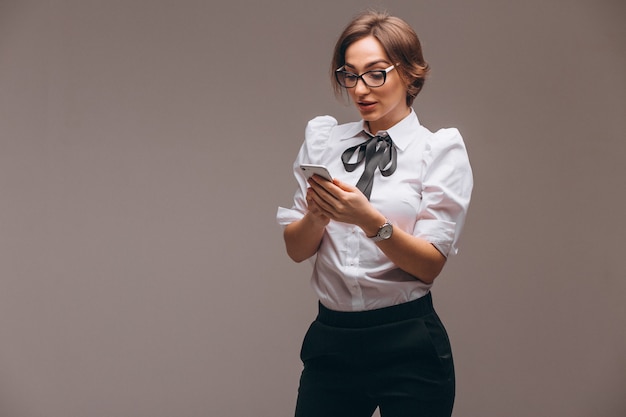 Femme d&#39;affaires isolée parlant au téléphone